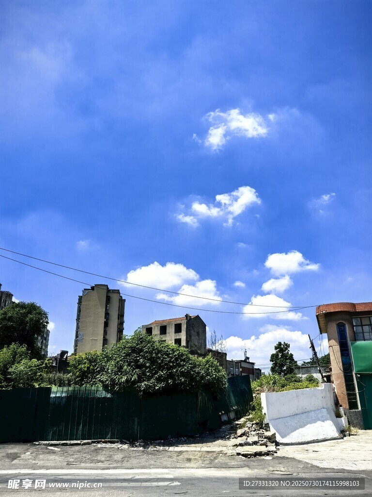 蓝天白云下的城市风景