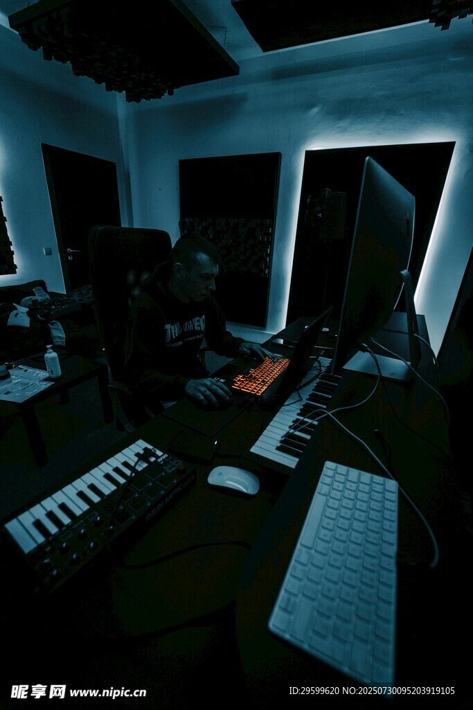 昏暗工作室的音乐创作场景