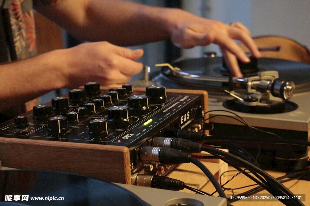 DJ现场操控混音设备