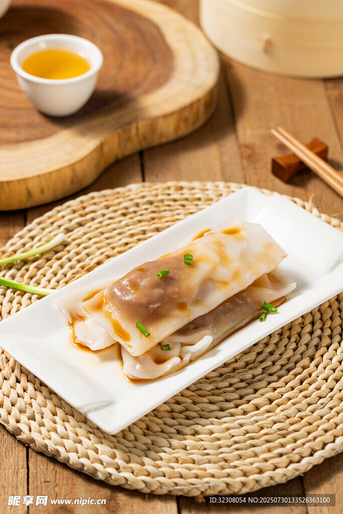 美味肠粉摆于竹垫之上
