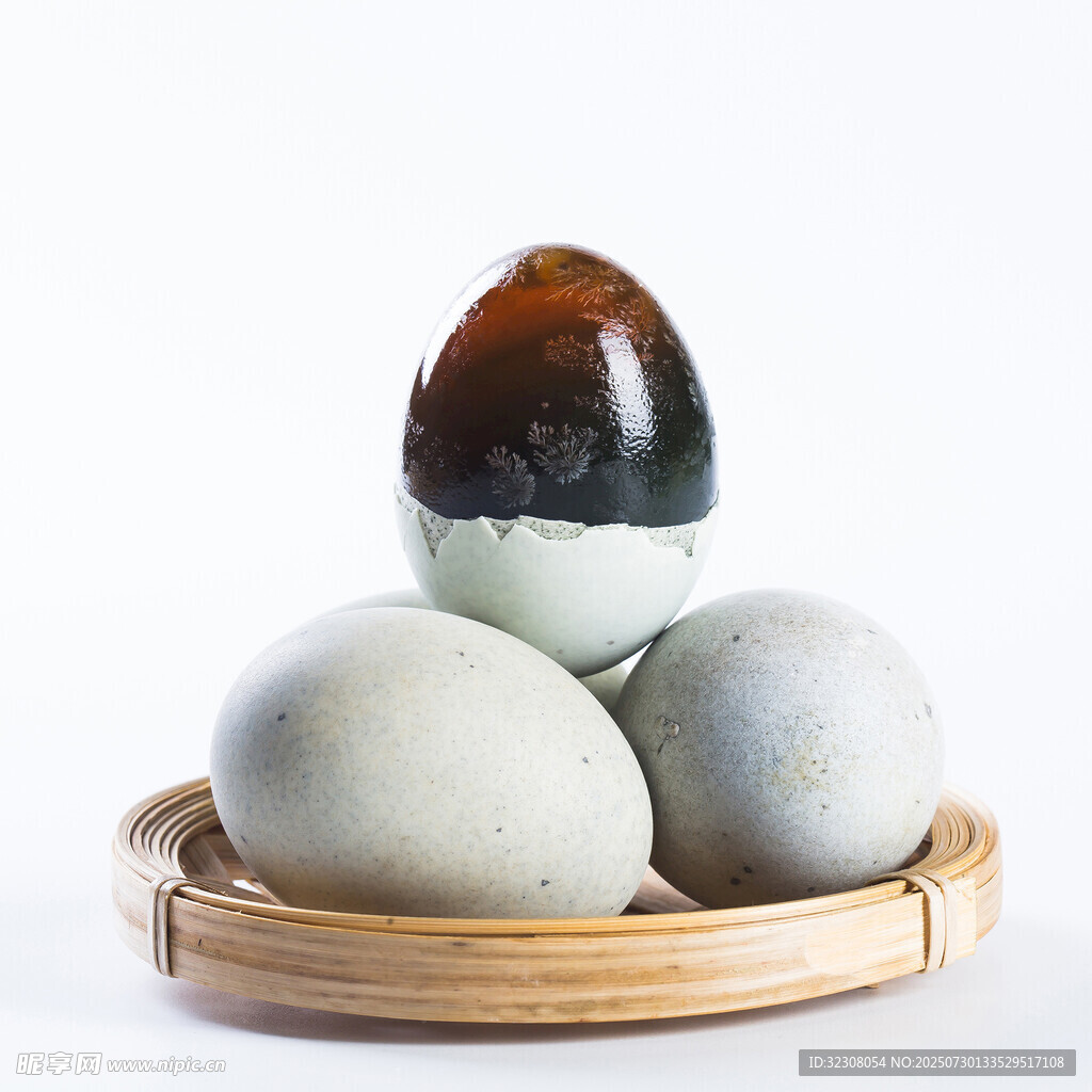 竹盘上的皮蛋组合