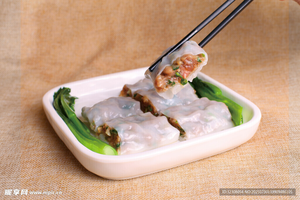 筷子夹起美味肠粉