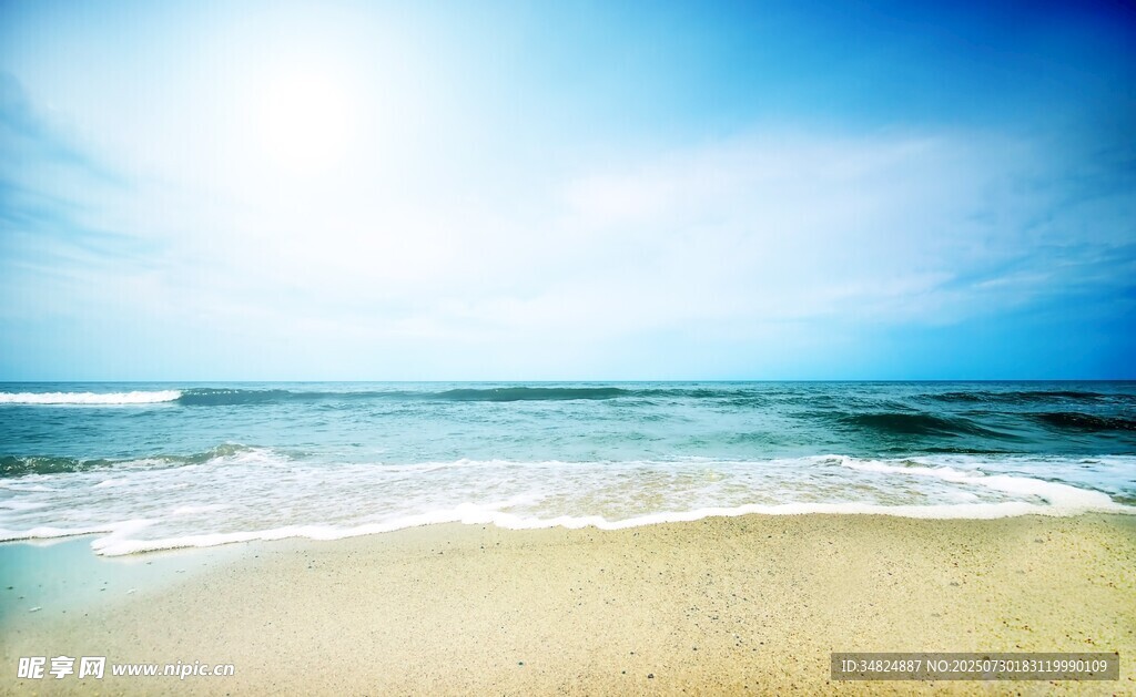 美丽海滩阳光照耀的海景