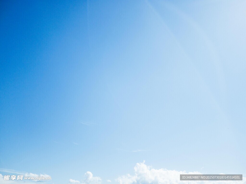 晴朗蓝天几朵白云点缀