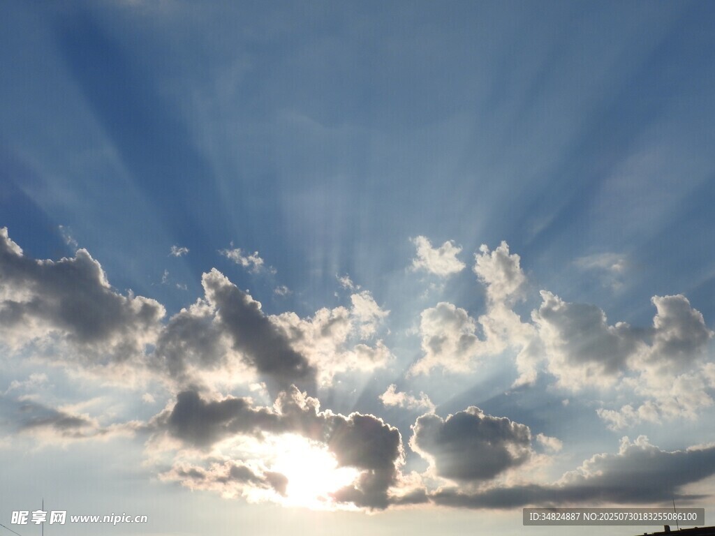 阳光穿透云层的美丽景象