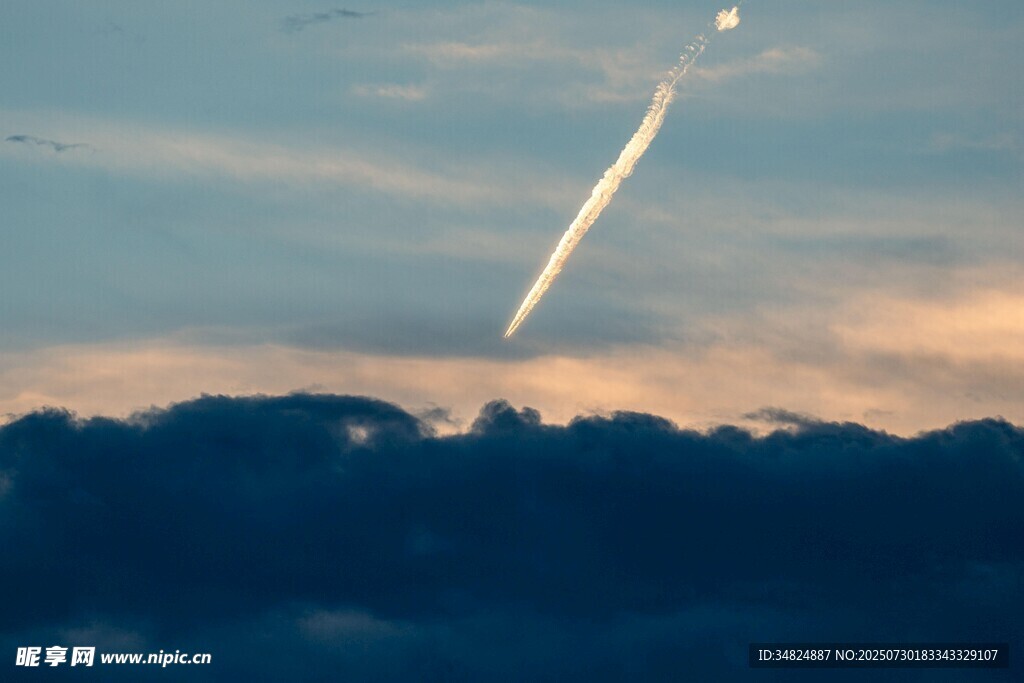 天际流星划过壮丽天空