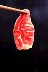 筷子夹着鲜嫩牛肉片