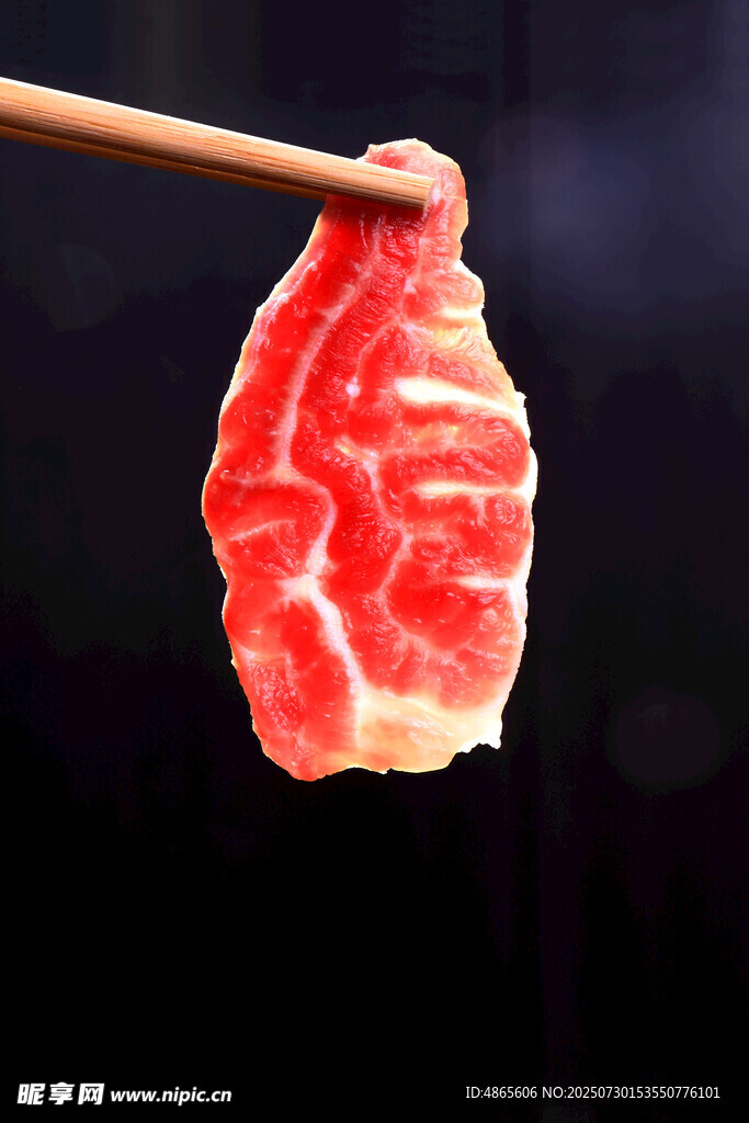 筷子夹着鲜嫩牛肉片