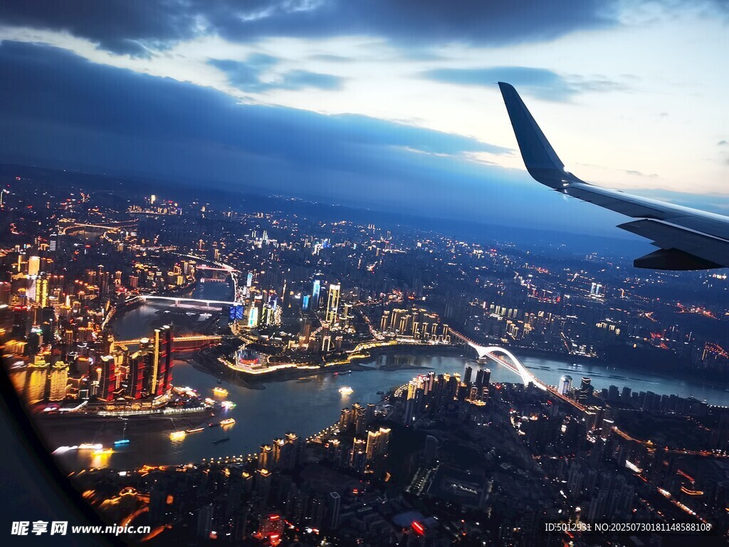 飞机上的城市夜景