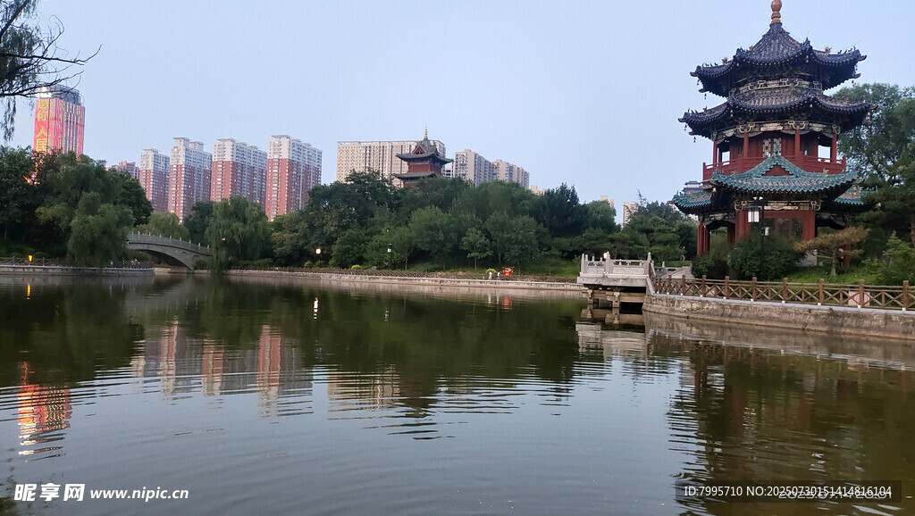 湖畔古亭与城市风光