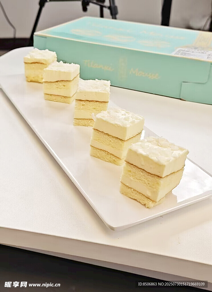 精致摆盘的美味奶油小糕点
