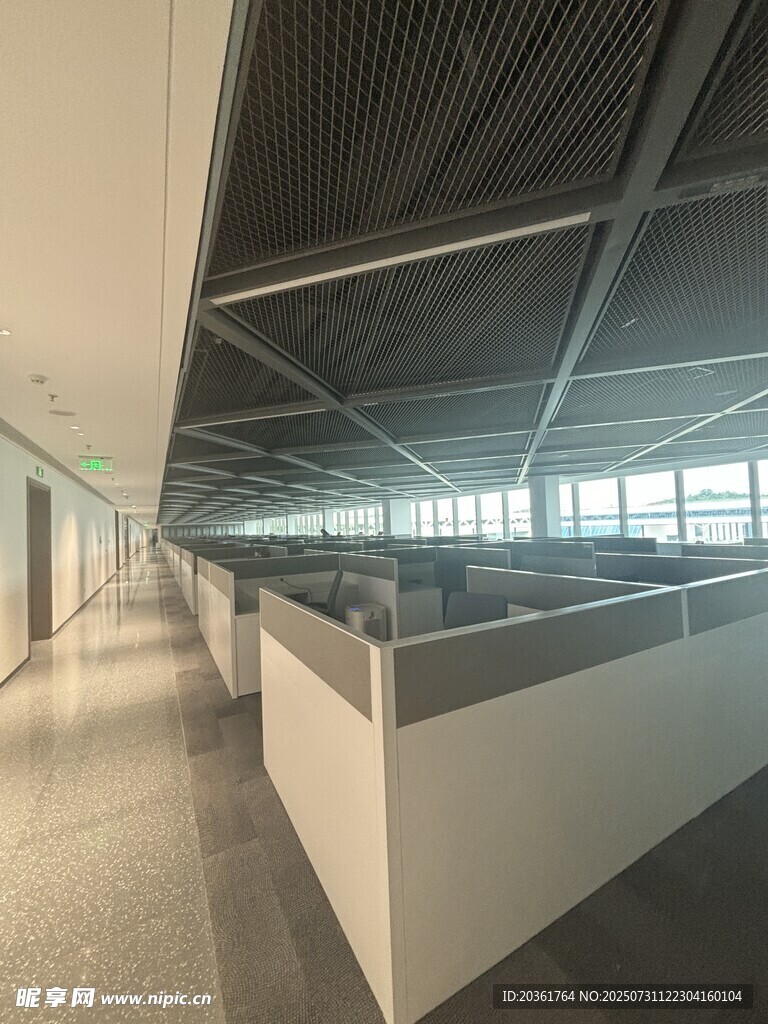 现代宽敞办公空间走廊