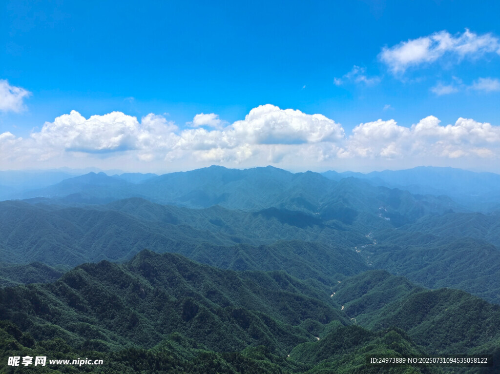 壮丽山峦与蓝天白云美景