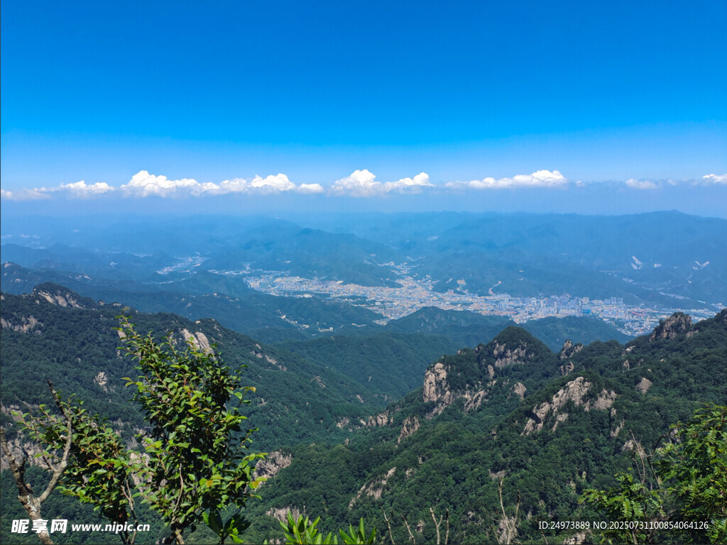 山峦叠翠间的壮阔美景