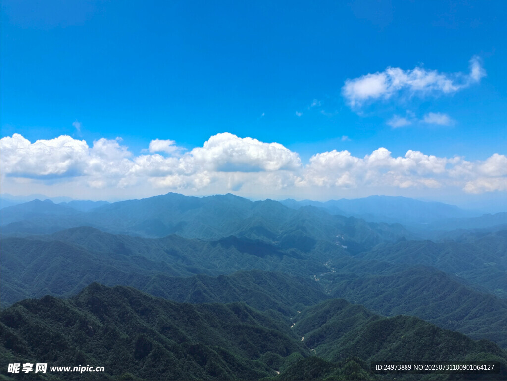 壮丽山峦与蓝天白云美景