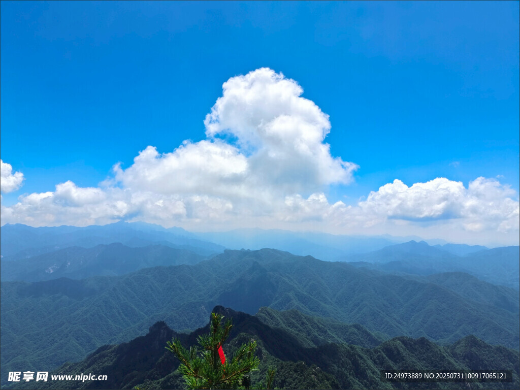 蓝天白云下的壮美山峦