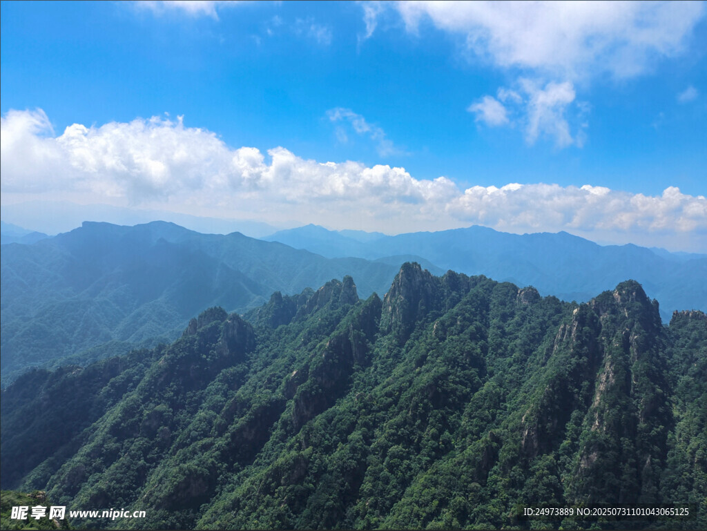 壮丽山峦与蓝天白云美景