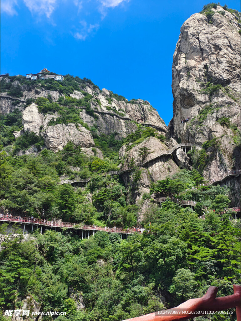 山间美景与悬空栈道