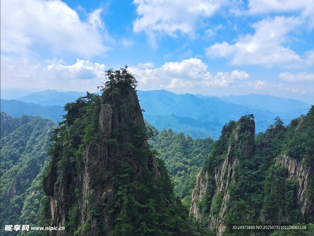 奇峰耸立的壮美山景