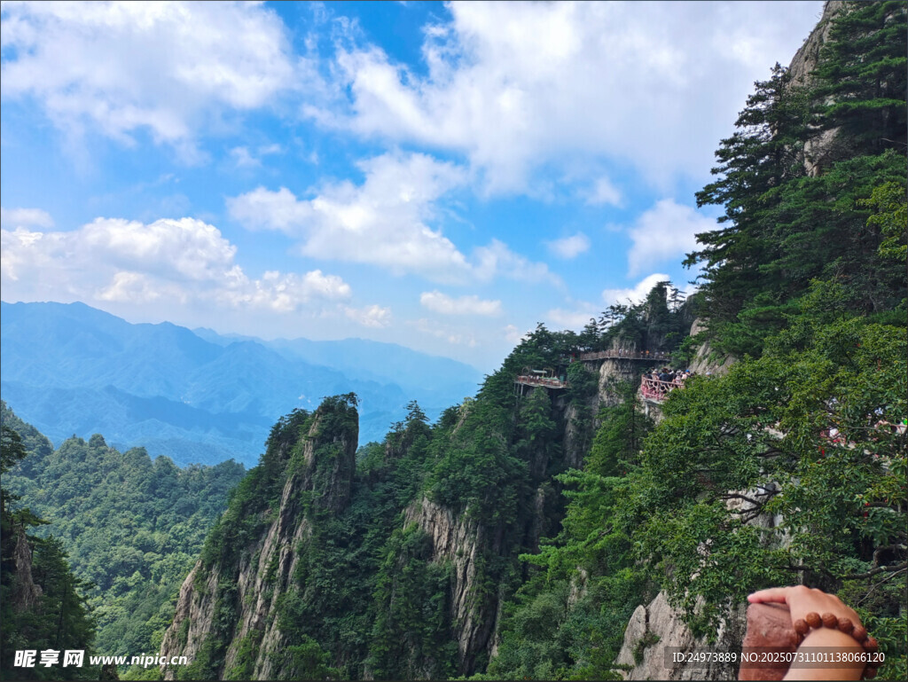 壮丽山景云绕奇峰