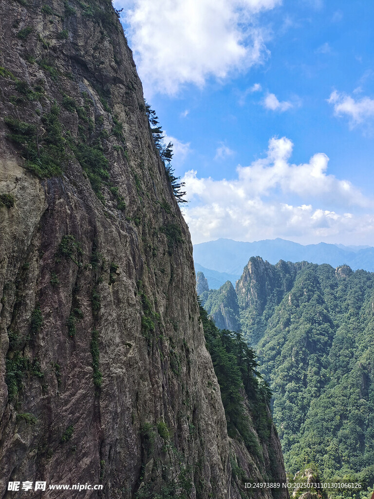 巍峨峻峭的壮丽山景