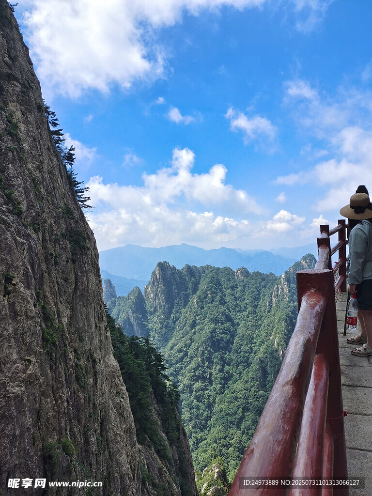 游客赏景于险峻山景栈道