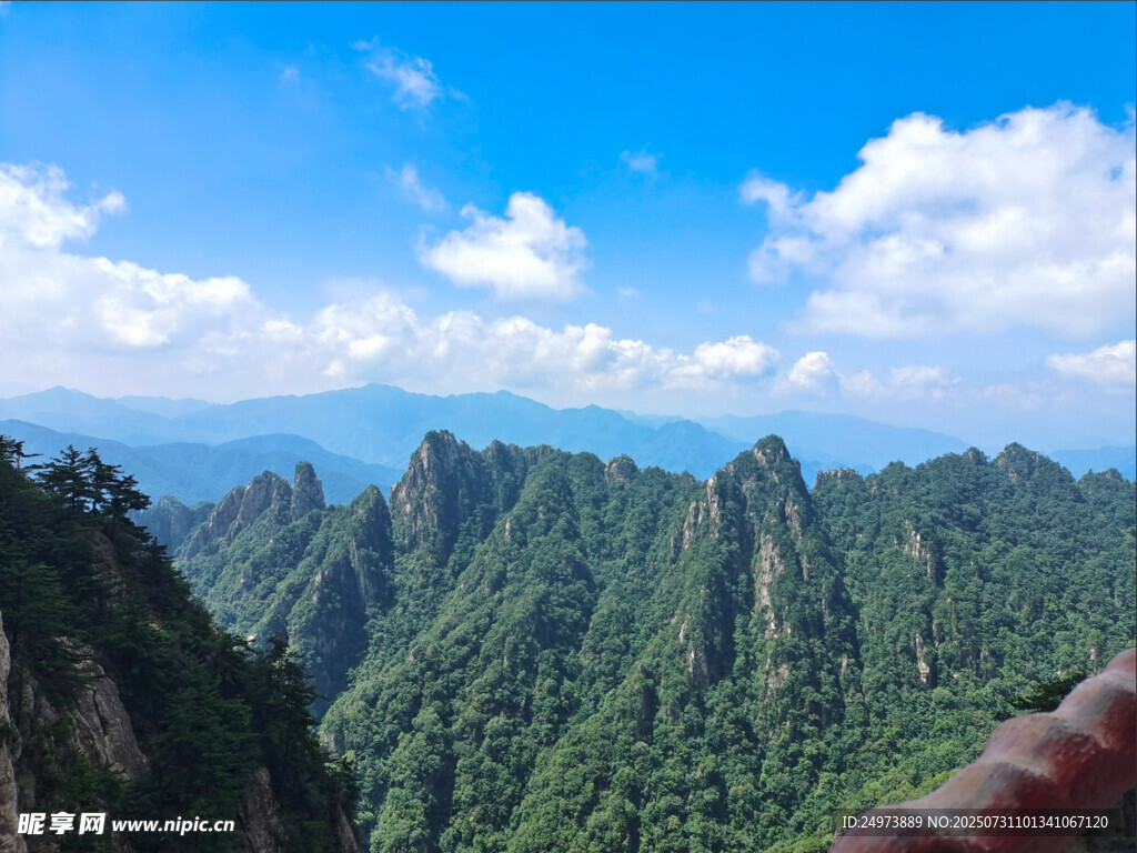 壮丽山峦景色