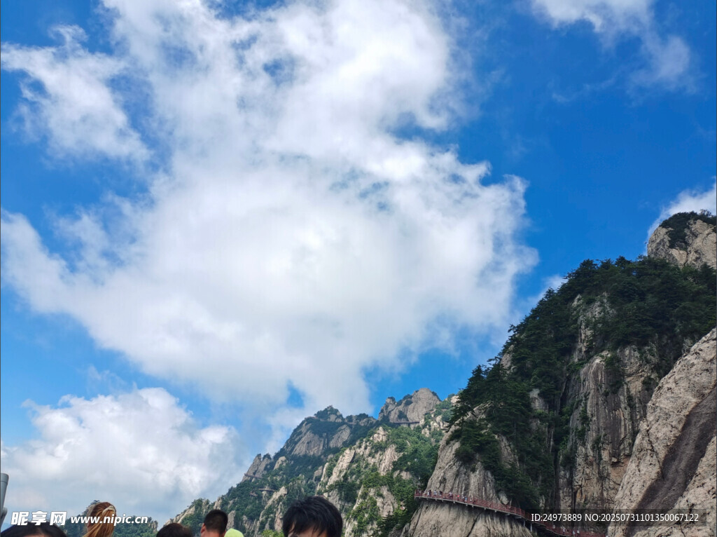 蓝天白云下的巍峨山峰