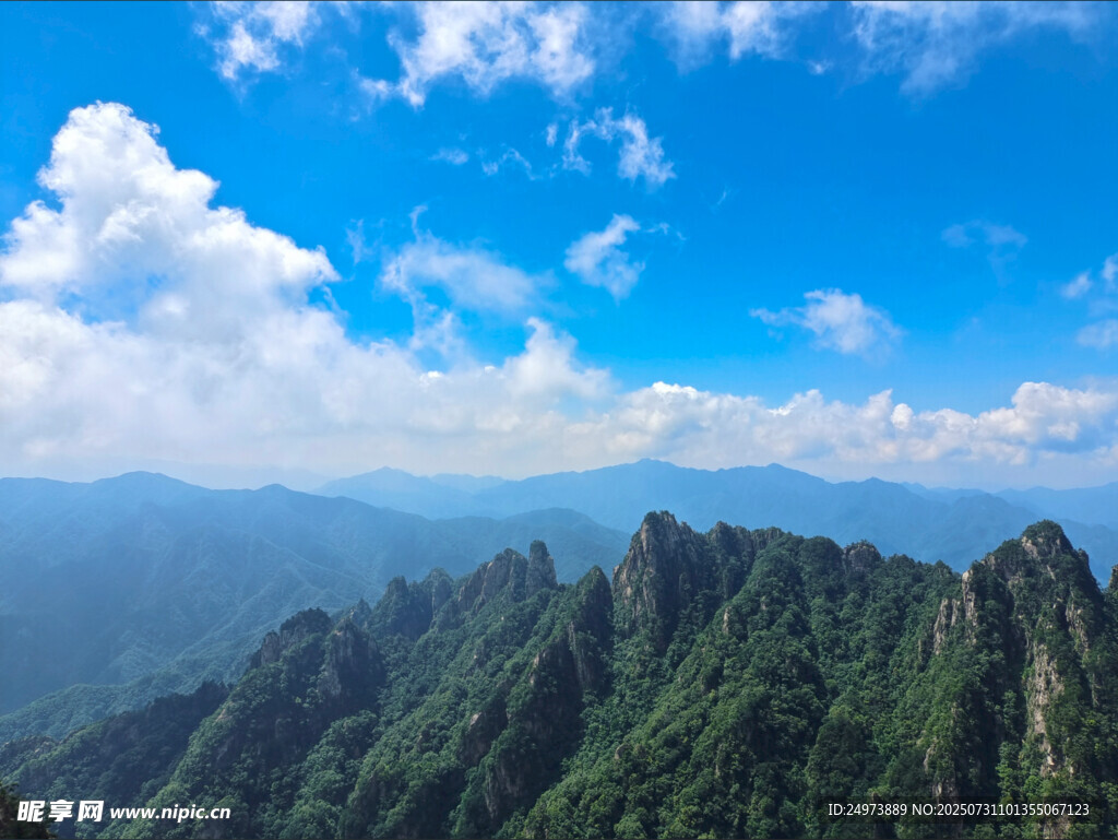 壮丽山景 蓝天白云下的峰峦