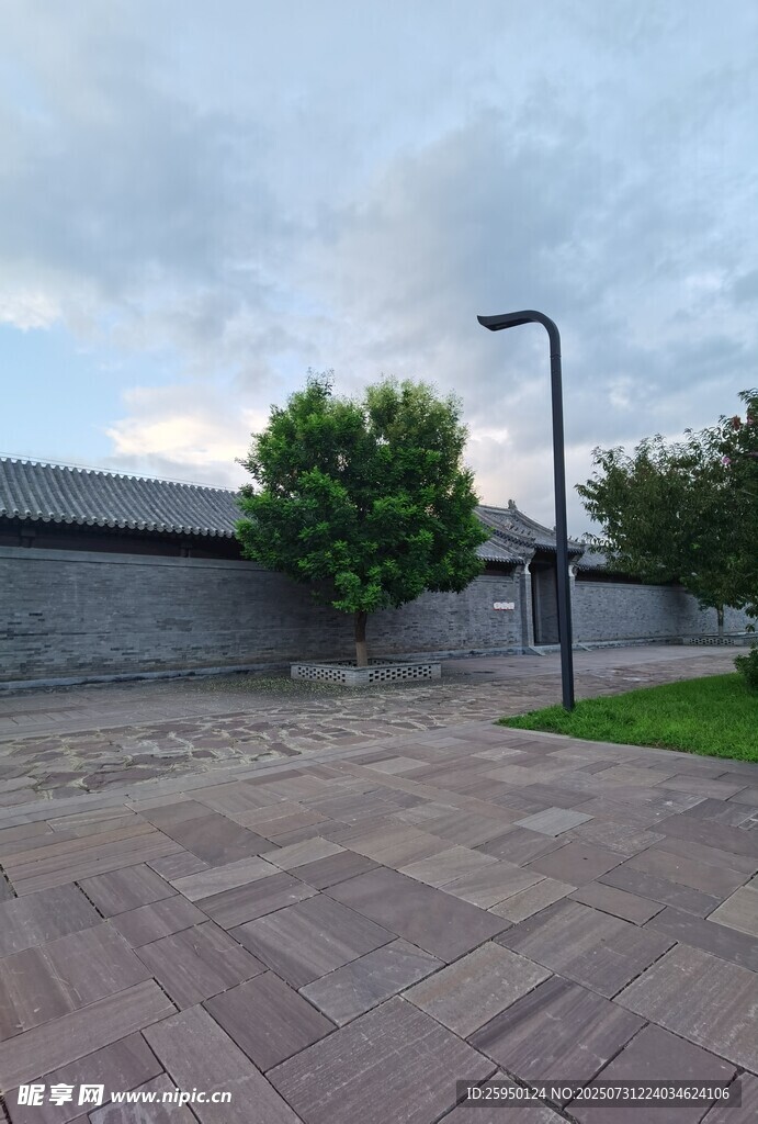 户外空旷的砖石铺就场地