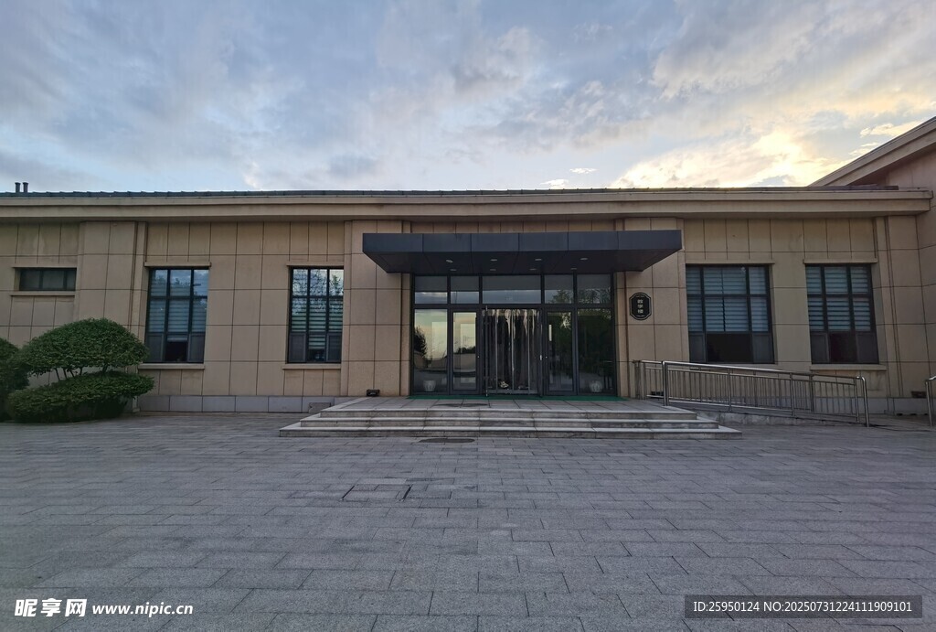 简约风格的办公建筑外观