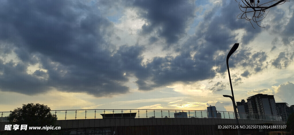 城市黄昏天空与路灯景观