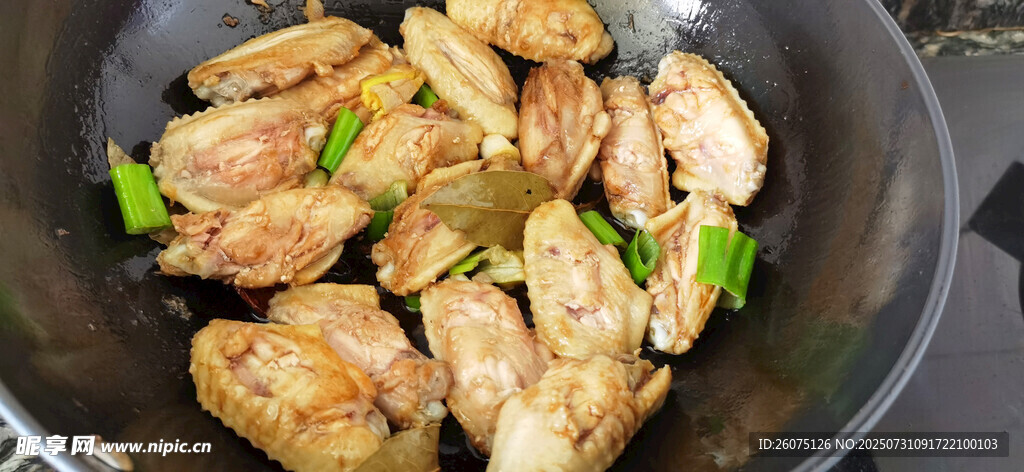 锅中煎制的美味鸡肉翅