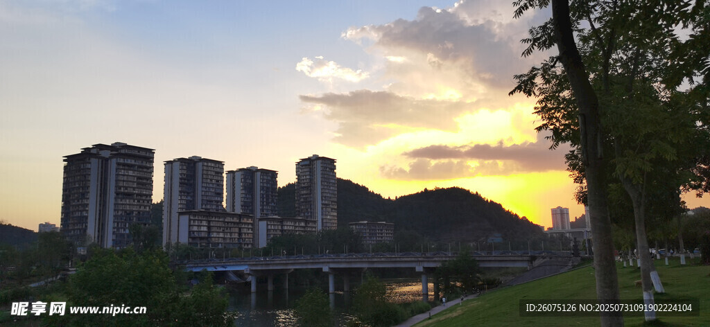 湖畔夕阳下的城市建筑景观