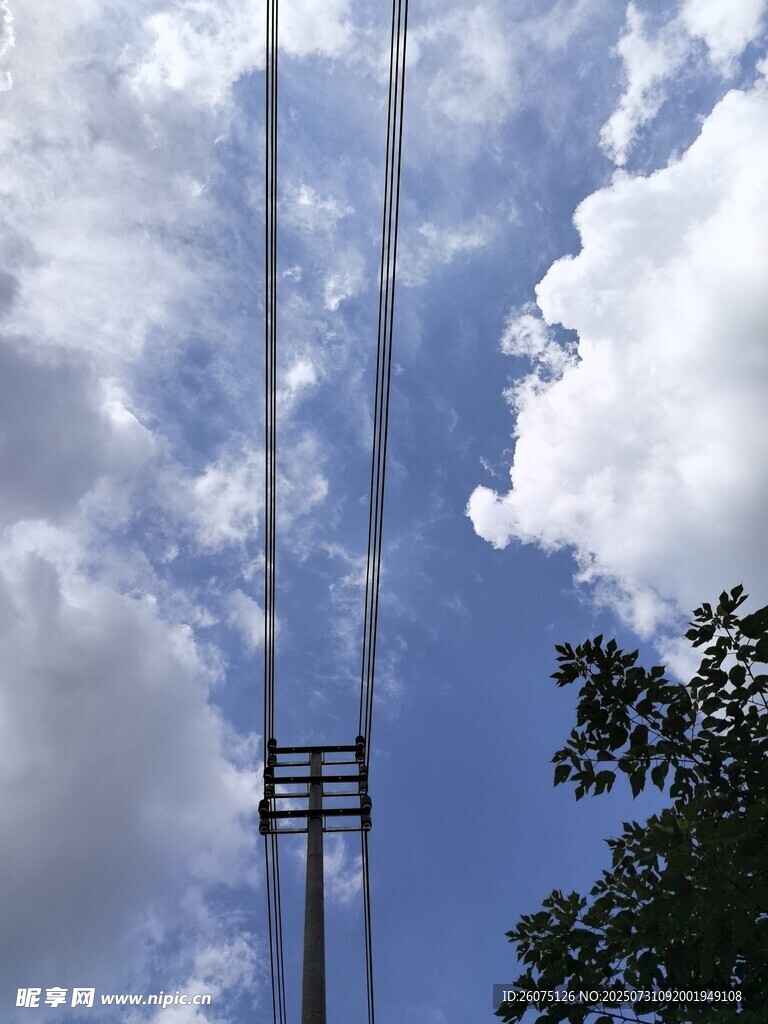 仰拍高耸电塔与蓝天白云
