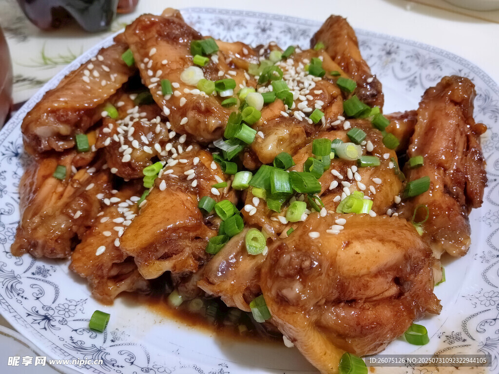 美味芝麻葱花红烧鸡翅
