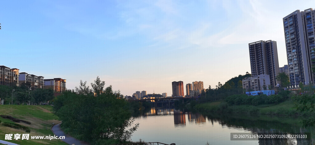 黄昏城市河畔风光