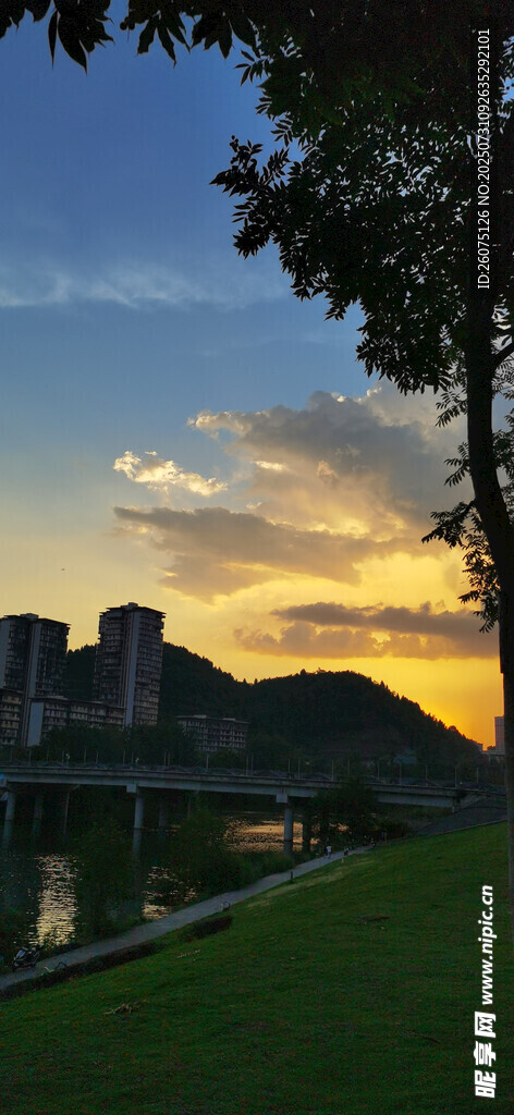 湖畔黄昏美景