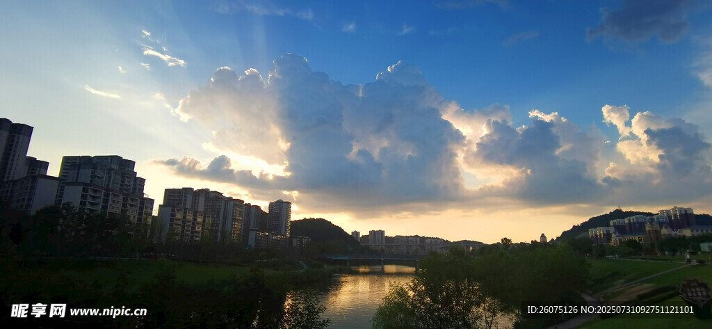 城市河畔的美丽黄昏景色