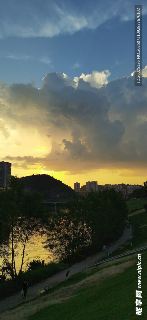 黄昏下的城市河畔美景