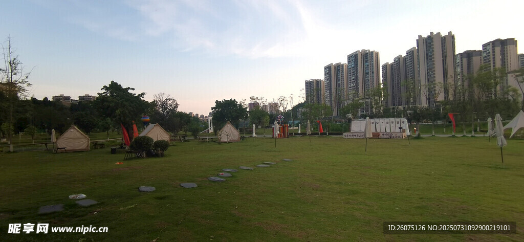 城市旁的草地露营场景