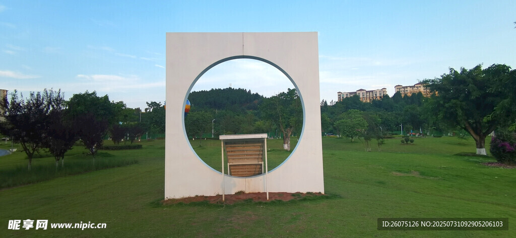 草坪上的圆形艺术建筑