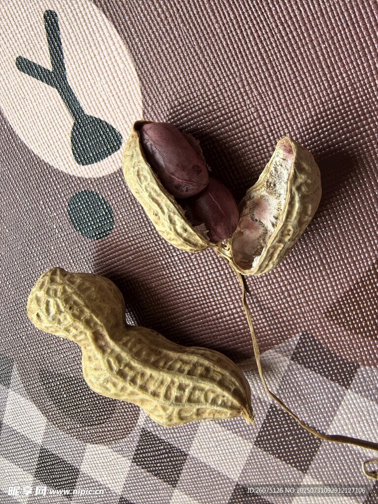 剥开的花生与花生壳特写