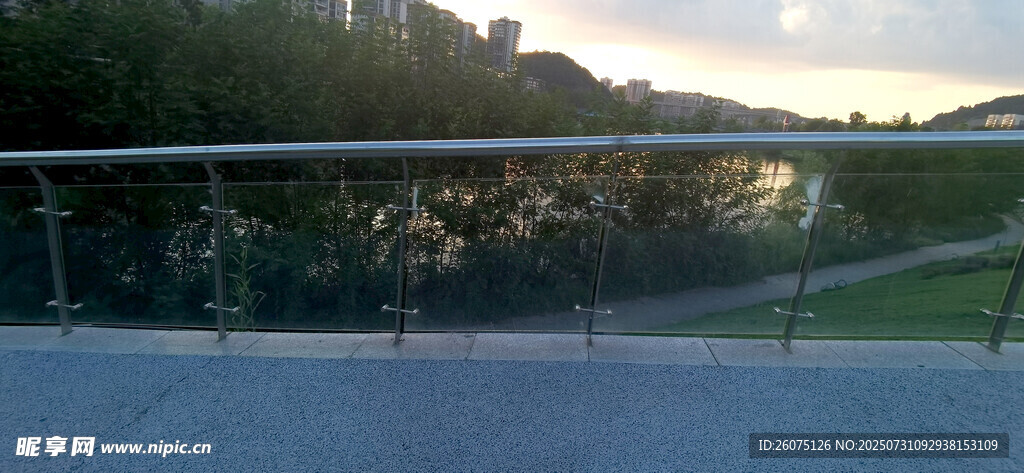 户外风景中的金属栏杆
