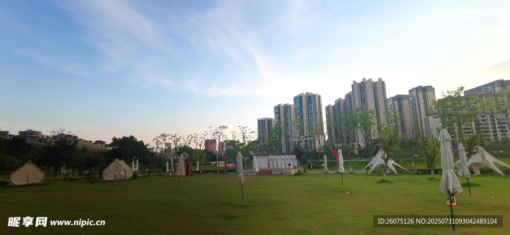 城市绿地旁的现代建筑群