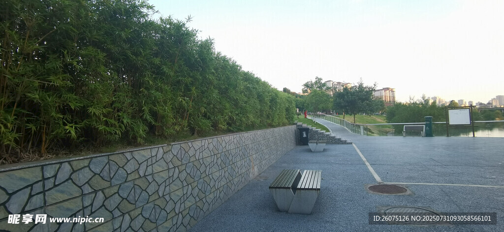 户外空旷场地绿植与休息长椅