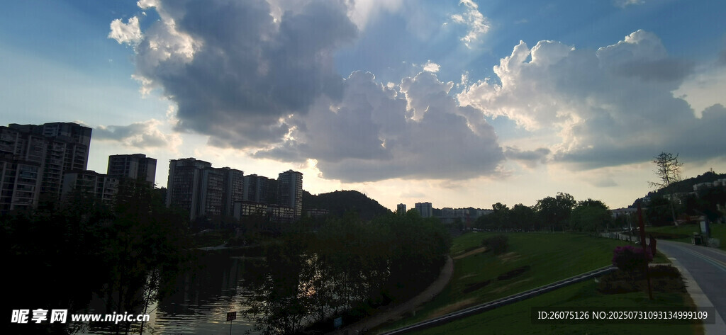 城市河畔晚霞风光