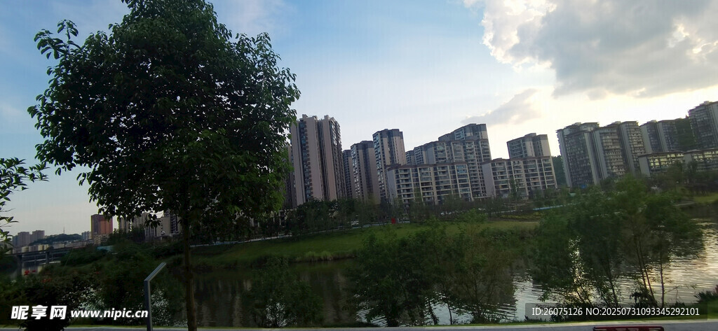 城市湖畔风景