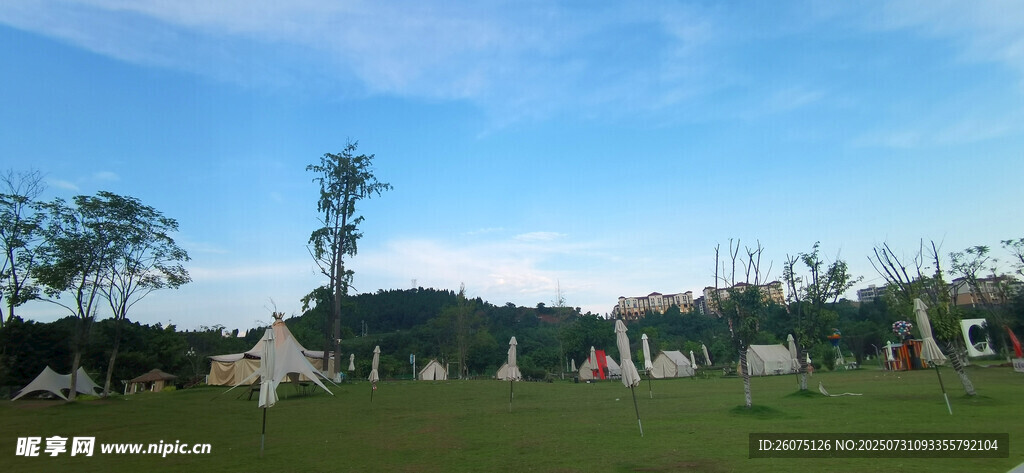草原上的露营场景