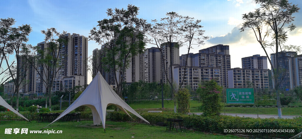 户外露营场景中的特色帐篷